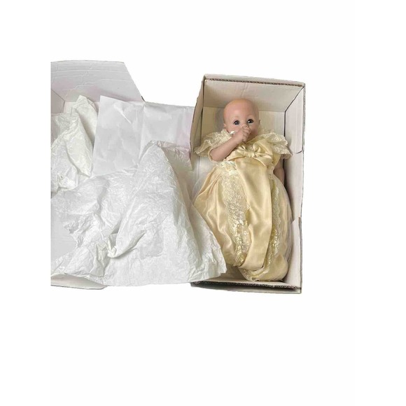 COMMEMORATIVE ADDITION VINYL ROYAL DOLL 2013 Item RD01 - Picture 16 of 16